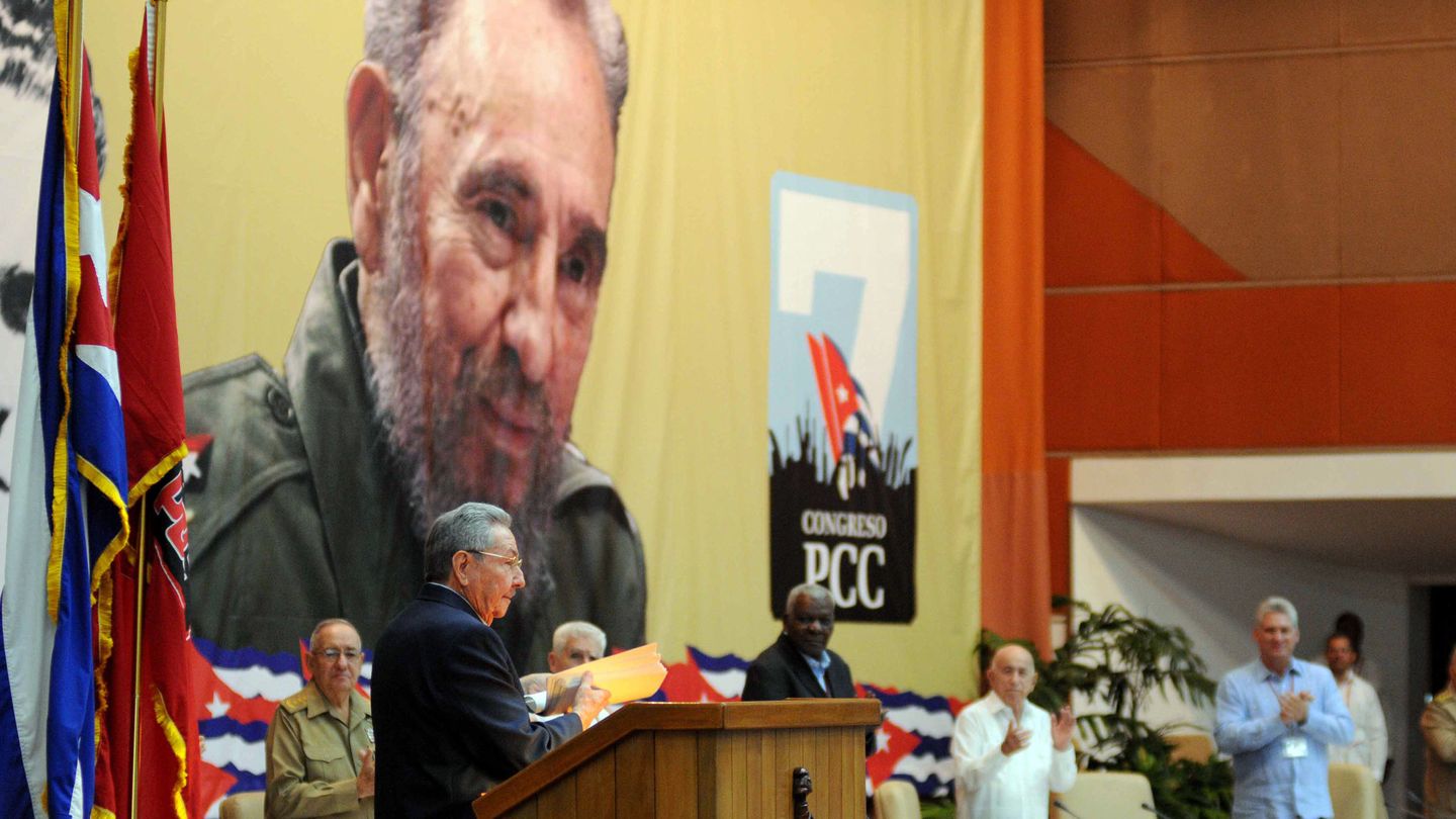 Raúl Castro pronuncia un discurso durante el VII Congreso del Partido Comunista de Cuba, el pasado abril. (EFE)