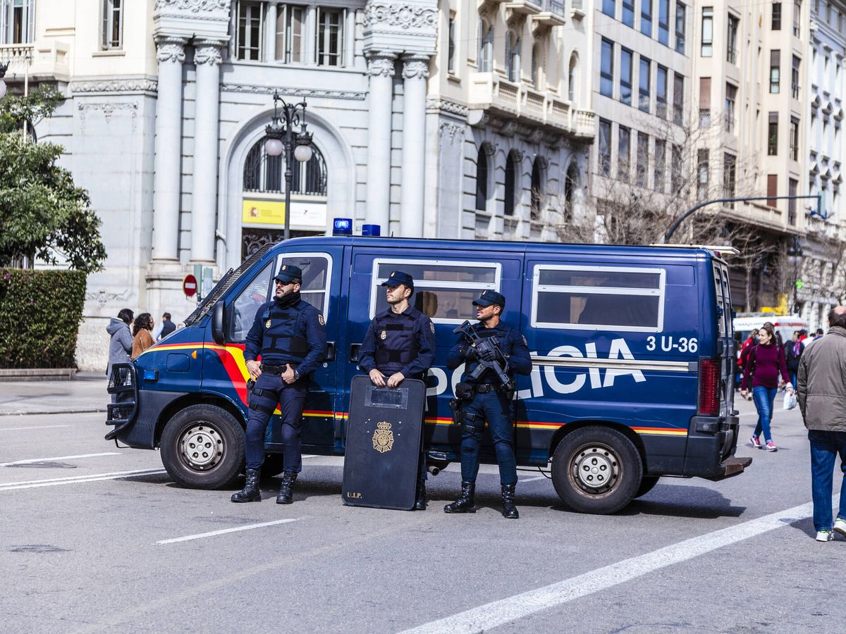 Foto: Agentes de la Policía Nacional en Valencia. (Istock)