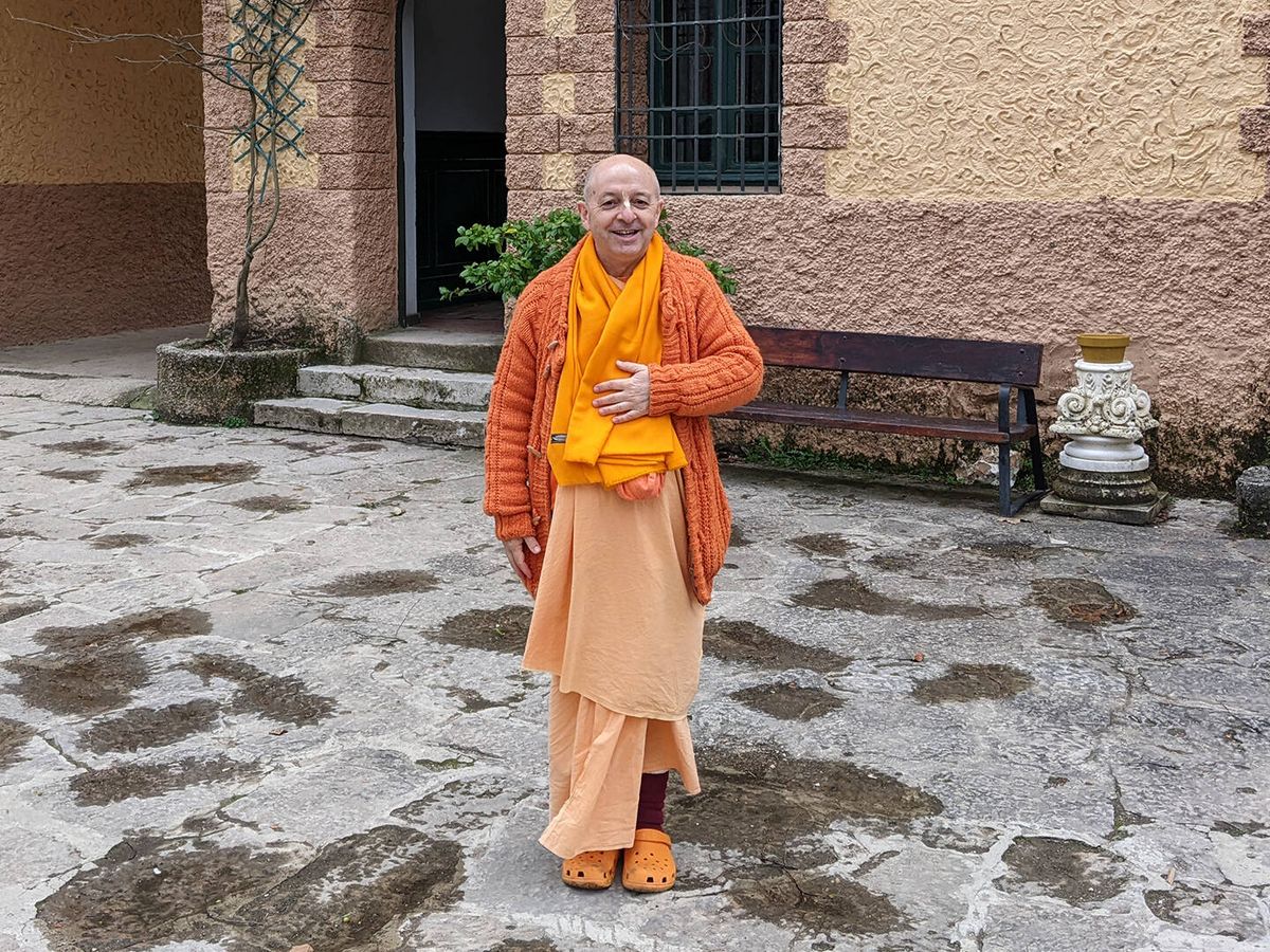 Foto: Yadunandana Swami, frente a uno de los edificios del complejo (Marta Silvera)