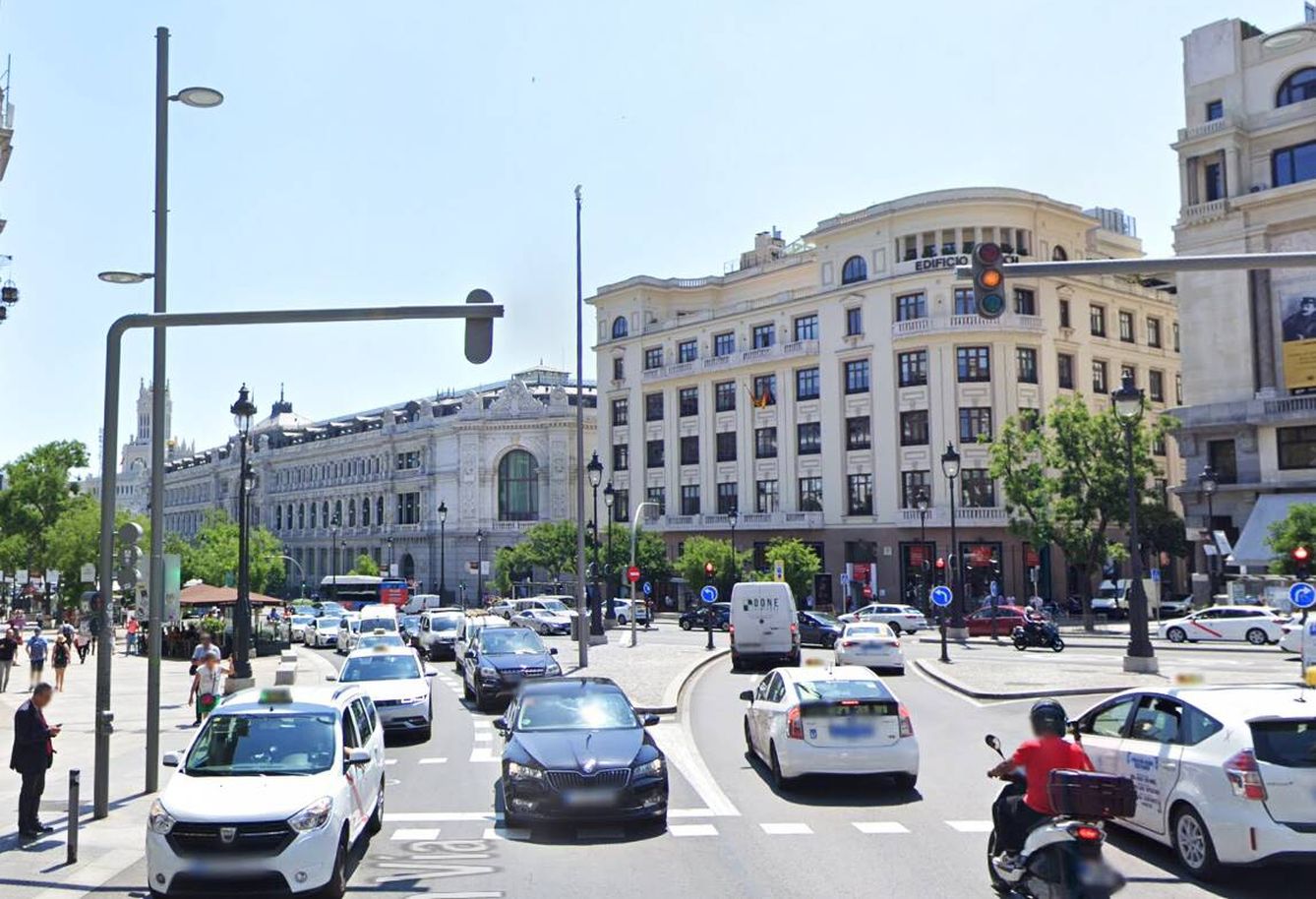 Diferencia de las farolas entre las calles de Alcalá y Gran Vía. (Streetview)