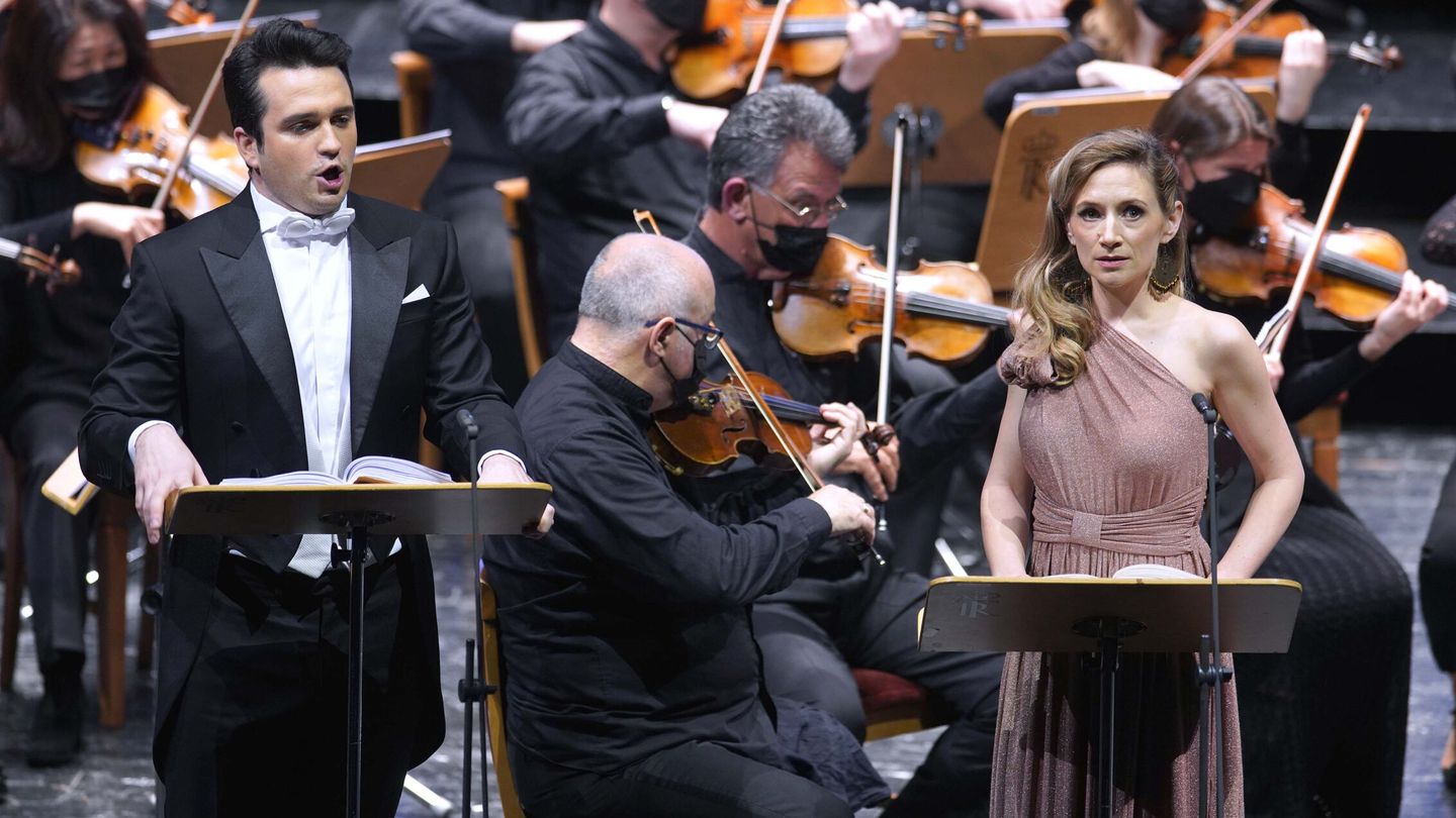 El tenor Xabier Anduaga y la soprano francesa Sabine Devieilhe, durante su actuación. (EFE) 