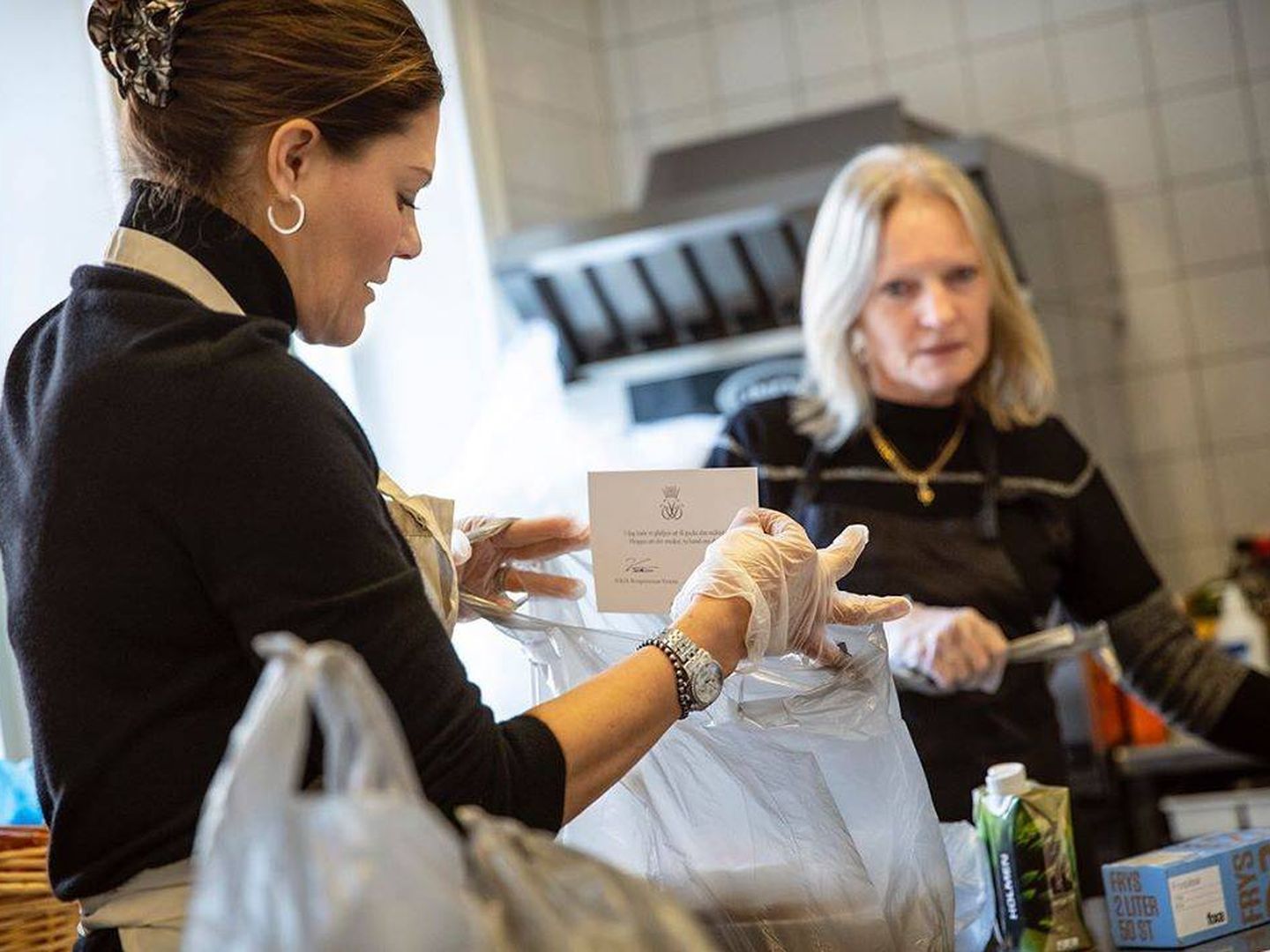 La princesa Victoria, ayudando en un centro benéfico. (Anna Z Ek / Estocolmo City Mision)