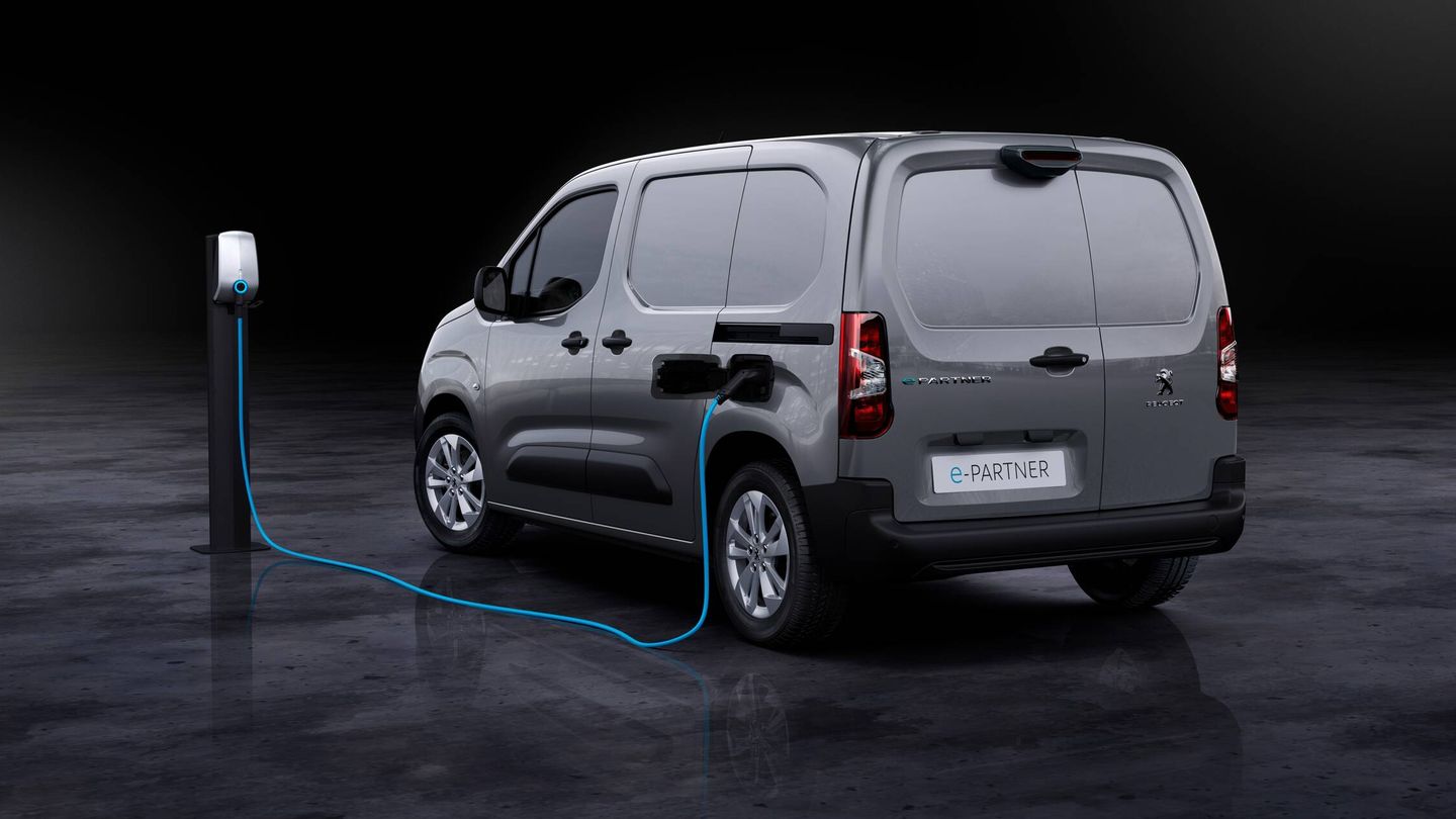 El Peugeot e-Partner es el modelo destinado a carga, mientras que el e-Rifter se dirige al uso de pasajeros.