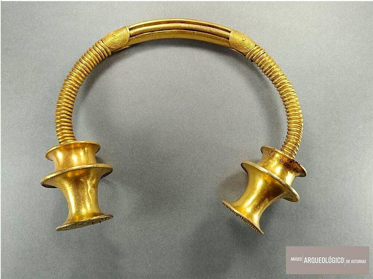Foto: Un trabajador encuentra en Asturias dos "impresionantes" collares de oro de la Edad de Hierro (Museo Arqueológico de Asturias)