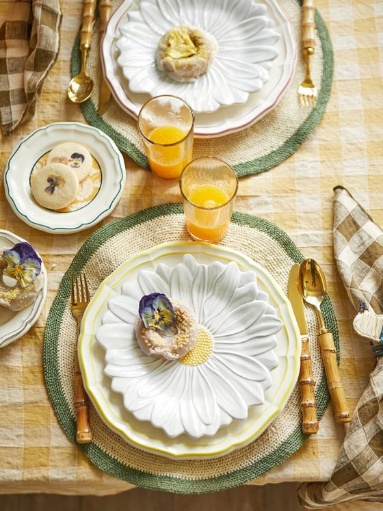 La mesa está decorada en alegres tonos con piezas y textiles de la tienda Indietro. La tarta decorada con flores es de Fabiola y Jimena.
