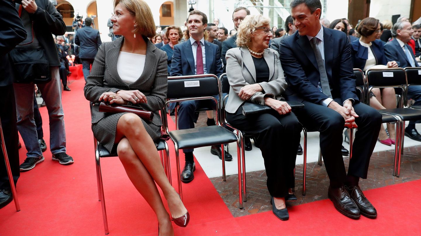 La alcaldesa de Madrid, Manuela Carmena, y el presidente del Gobierno, Pedro Sánchez. (EFE)