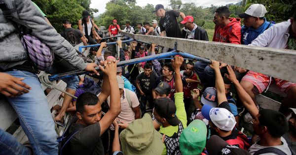 Foto: Decenas de migrantes hondureños montan en camiones para ser enviados de regreso a su país tras cruzar ilegamente a Guatemala como parte de una caravana, en Agua Caliente, el 17 de octubre de 2018. (Reuters)