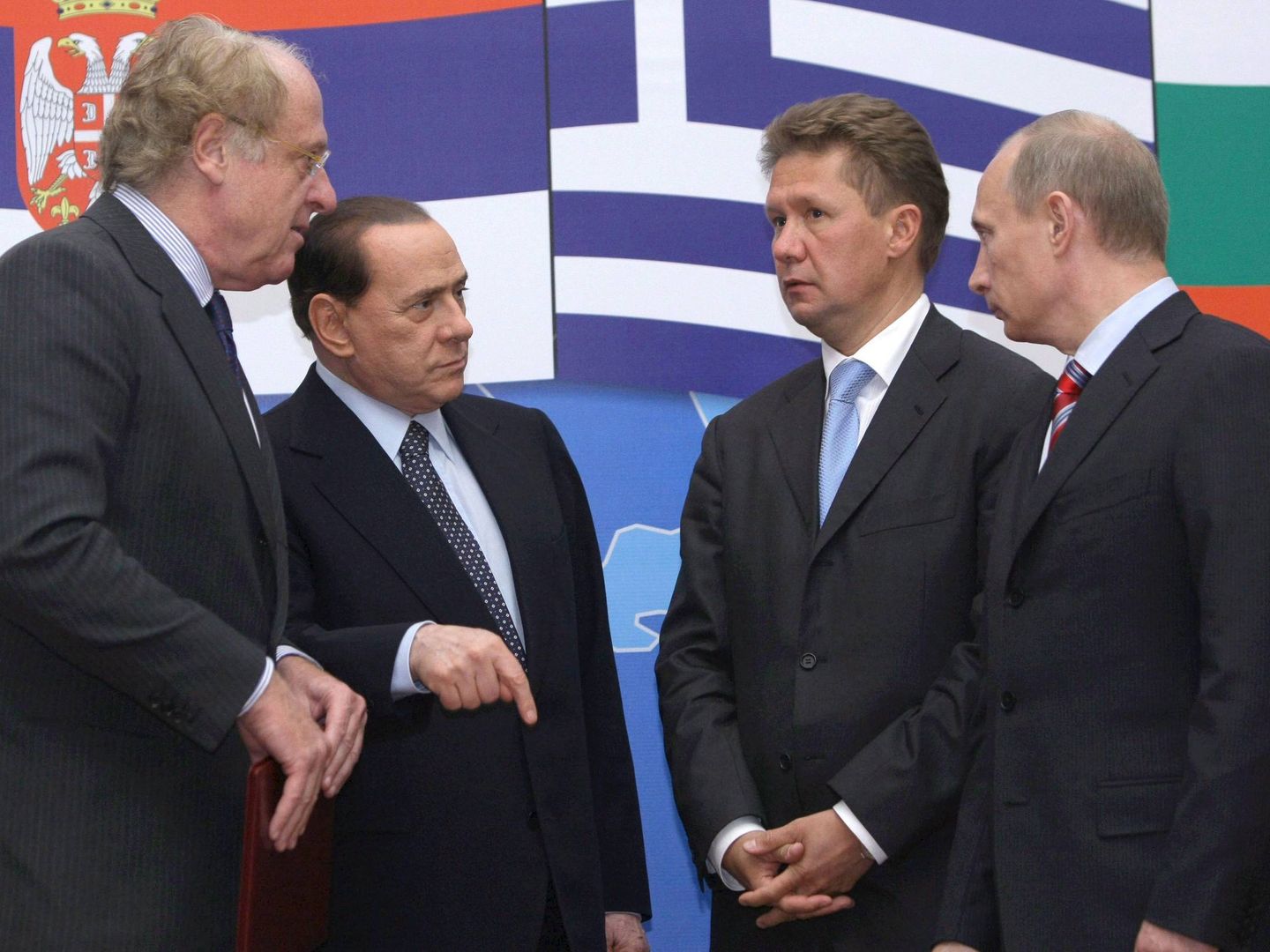 Vladímir Putin (d), Silvio Berlusconi (2i), Paolo Scaroni (i) y Alexey Miller. (EFE/Alexei Nikolsky)