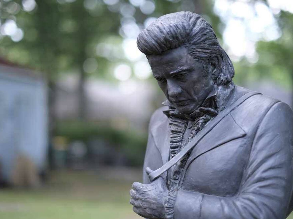 Foto: Detalle del bronce de Johnny Cash que el artista Kevin Kresse usa para dar los últimos retoques a la estatua del músico. (Jorge García)