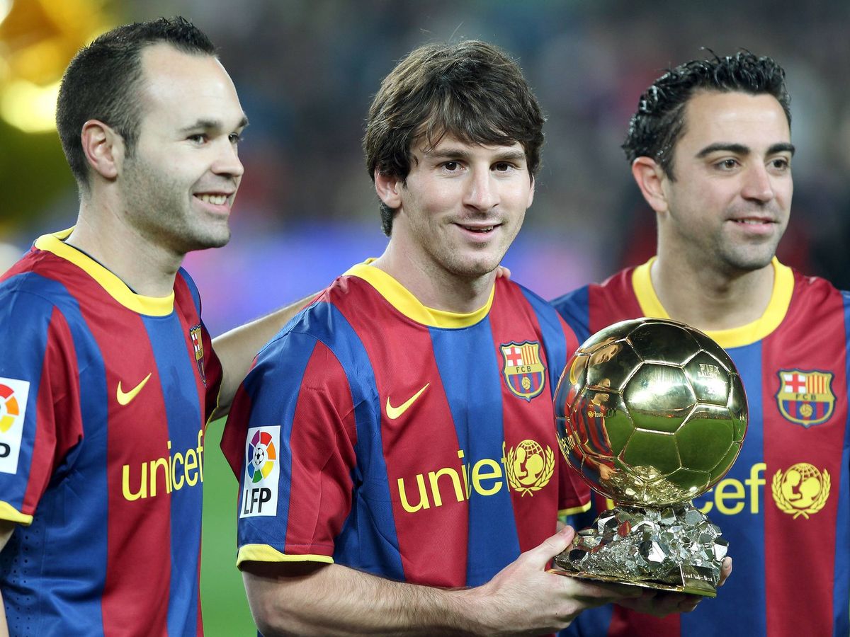 Foto: Andrés Iniesta, Leo Messi y Xavi Hernández posan con el Balón de Oro del argentino. (EFE)