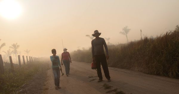 Foto: Una familia cubierta de humo debido a los incendios en la selva amazónica. (EFE)