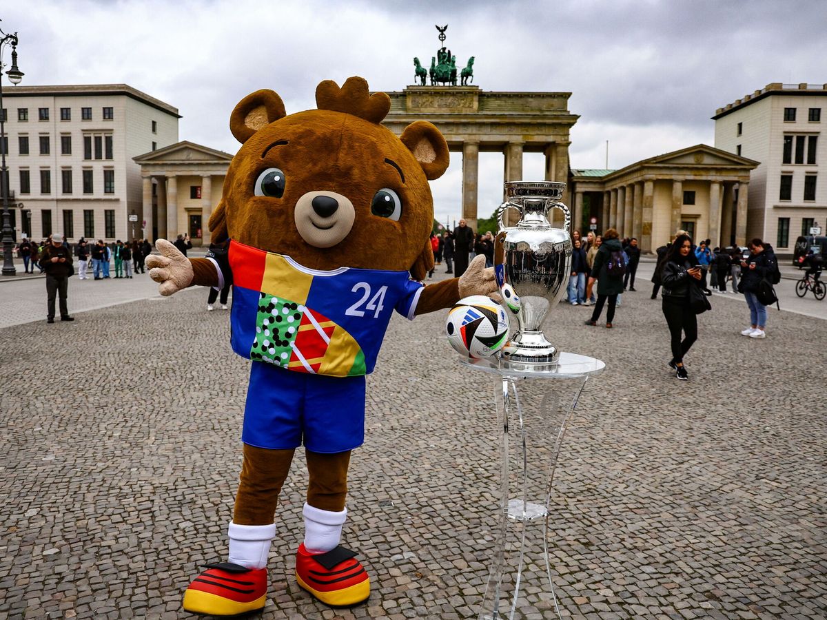 Foto: Albaert, la mascota de la EURO 2024, en la Puerta de Brandeburgo (EFE/EPA/Filip Singer).