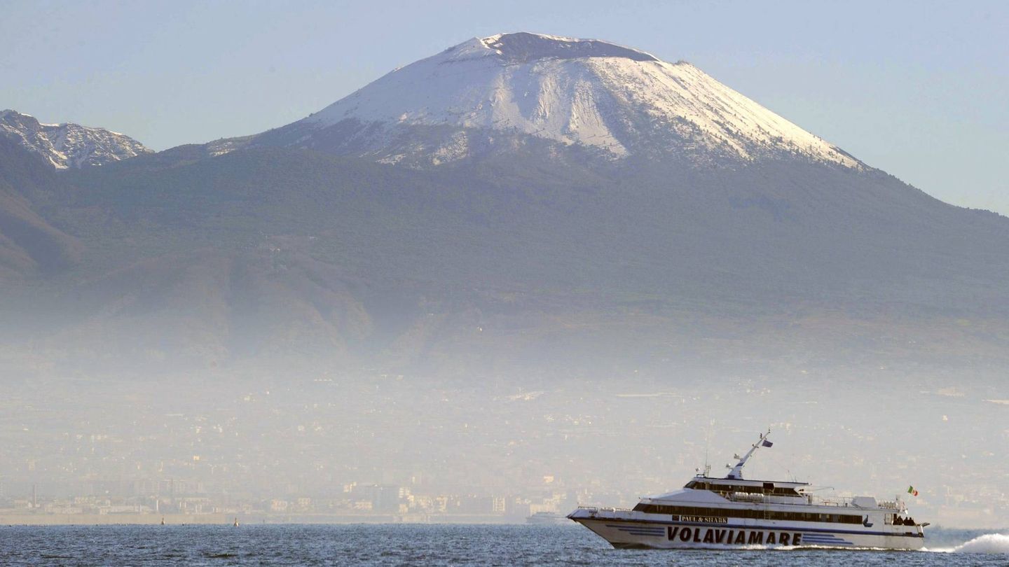 El Vesubio, en la Bahía de Nápoles. (EFE)