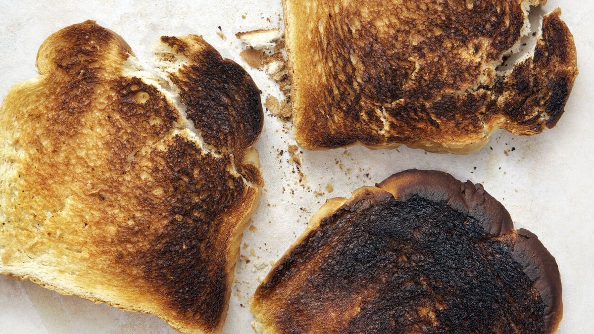 Por qué nunca deberías raspar una tostada quemada: tírala a la basura de inmediato