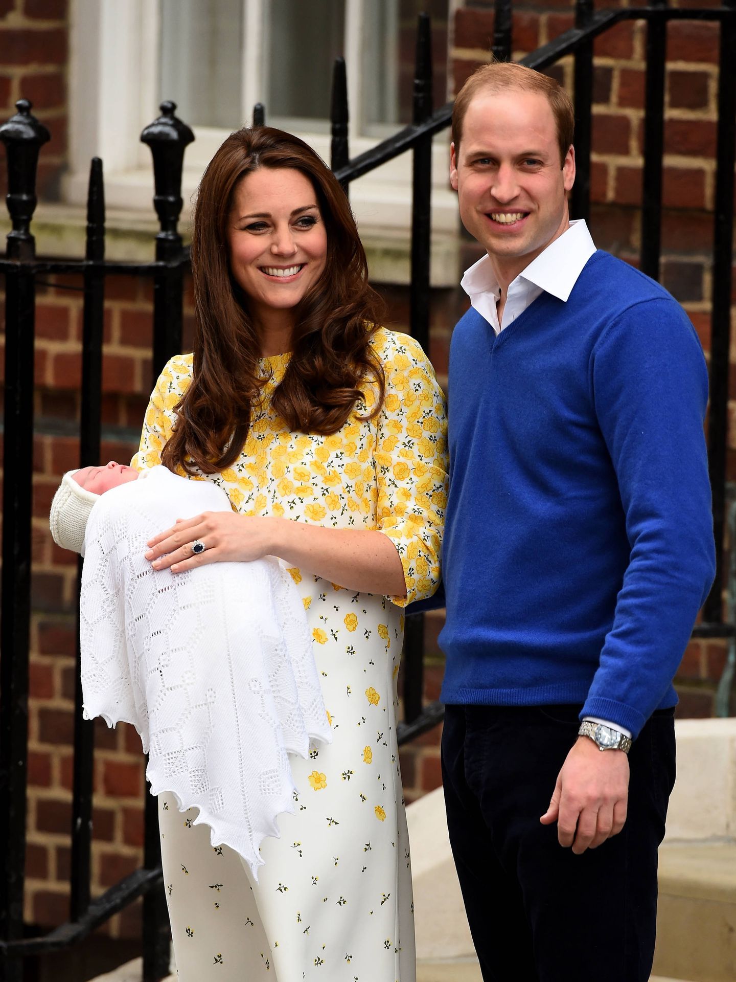 Los duques de Cambridge, con Charlotte en brazos en mayo de 2015. (Getty)