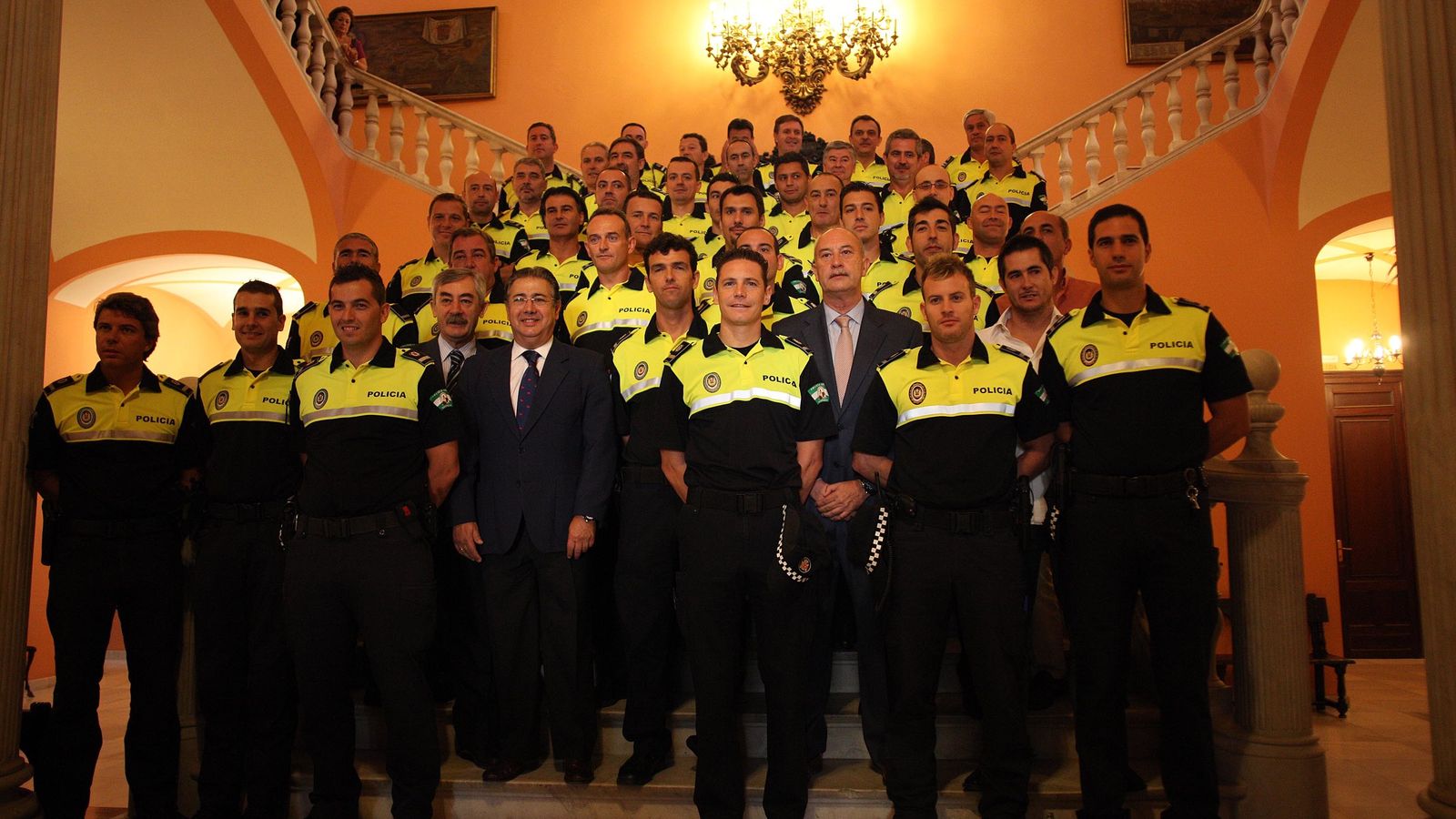 Foto: El exalcalde de Sevilla, Juan Ignacio Zoido, con oficiales de la Policía Local en 2011. 