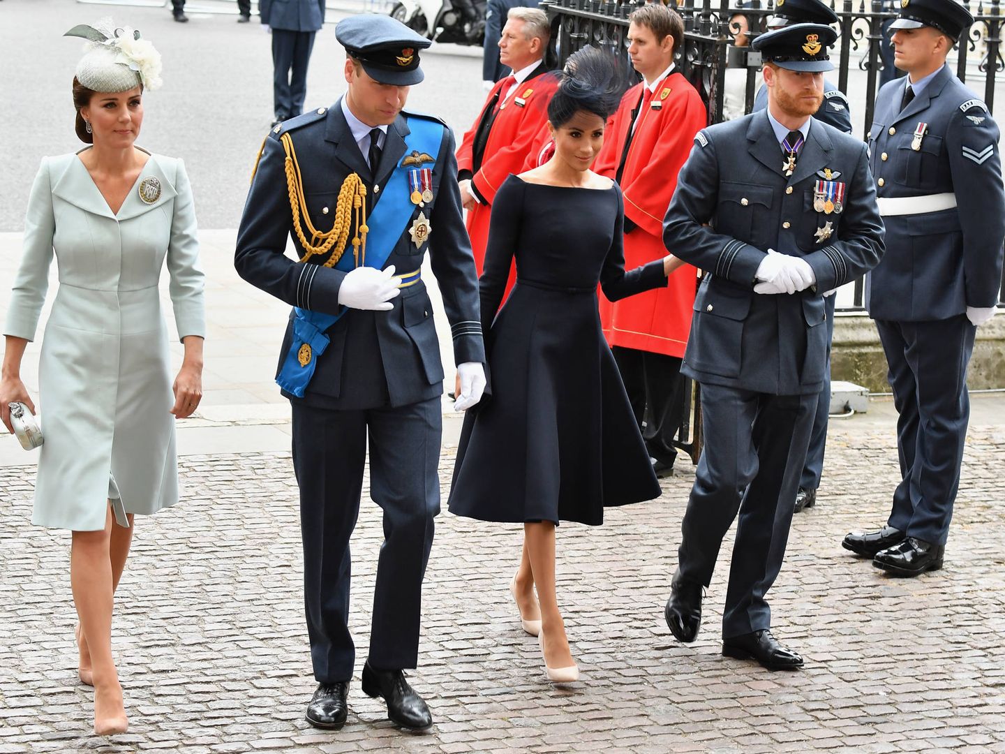 La duquesa de Cambridge y la de Sussex con los príncipes Guillermo y Harry, en los actos del centenario de las Fuerzas Armadas británicas. (Getty)