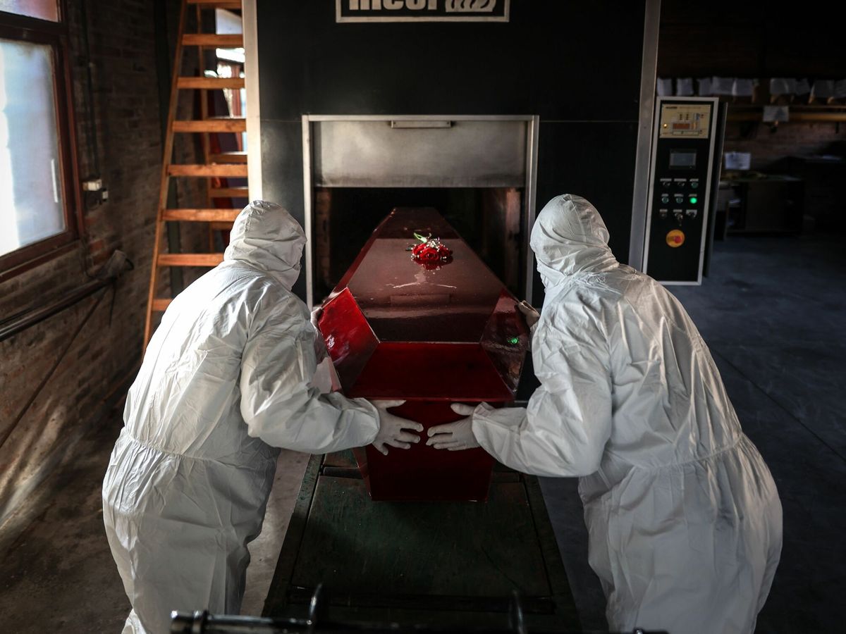 Foto: Trabajadores de un crematorio. (EFE/Juan Ignacio Roncoroni)