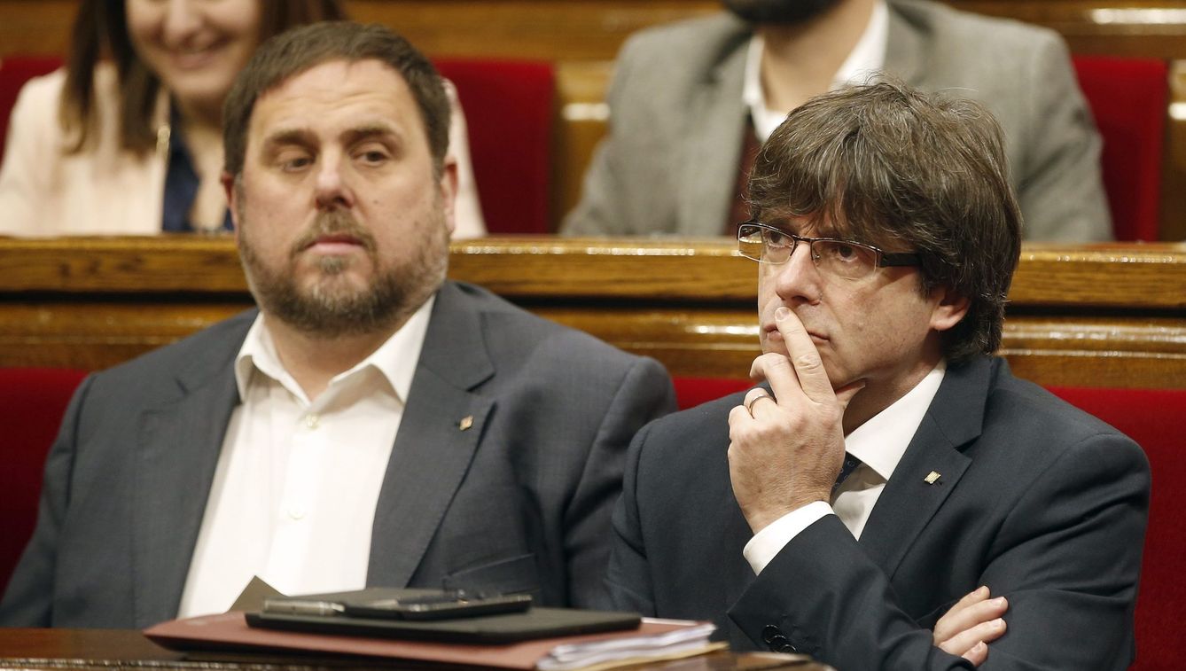 Junqueras y Puigdemont, en el Parlamento catalán. (EFE)