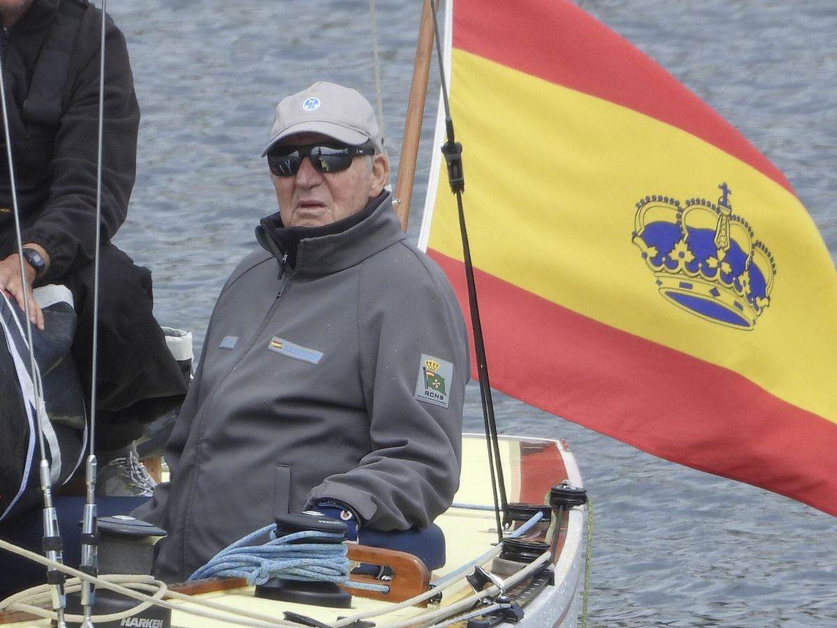 Foto: Juan Carlos I, navegando en Sanxenxo. (EFE/Lavandeira Jr)