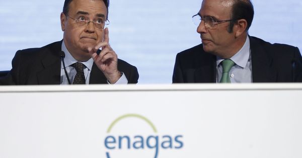 Foto: El presidente ejecutivo de Enagás, Antonio Llardén (i), y el consejero delegado, Marcelino Oreja. (EFE)