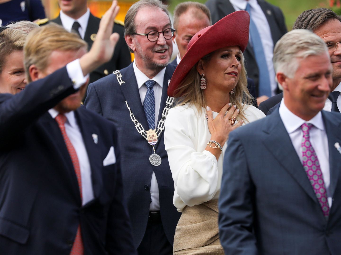 El rey Guillermo saluda mientras la reina Maxima hace un significativo gesto. (Reuters)