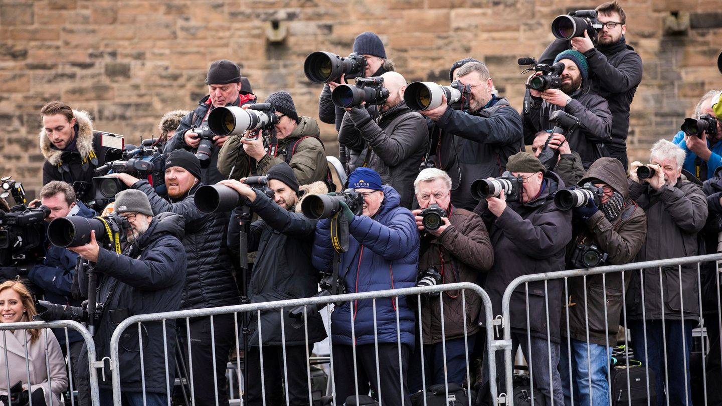 Imagen de un grupo de fotógrafos intentando conseguir una imagen de la pareja en el castillo de Edimburgo. (Reuters)
