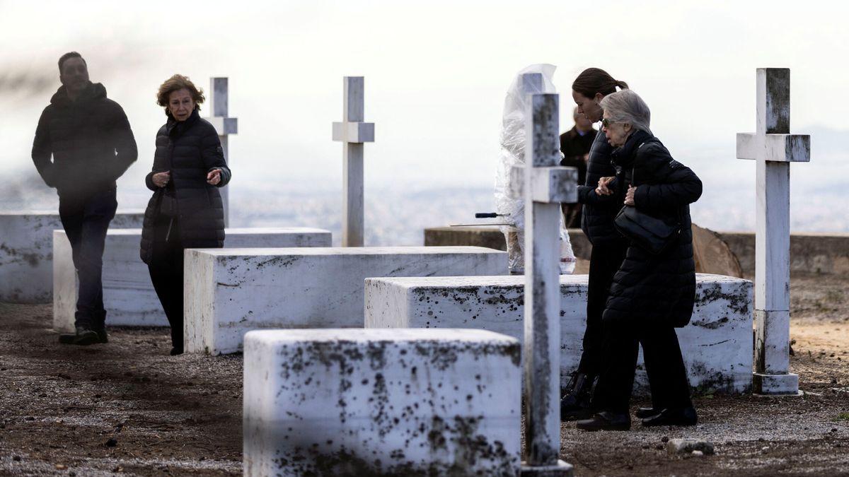 La reina Sofía, en el cementerio de Tatoi ultimando los detalles del funeral de Constantino de Grecia