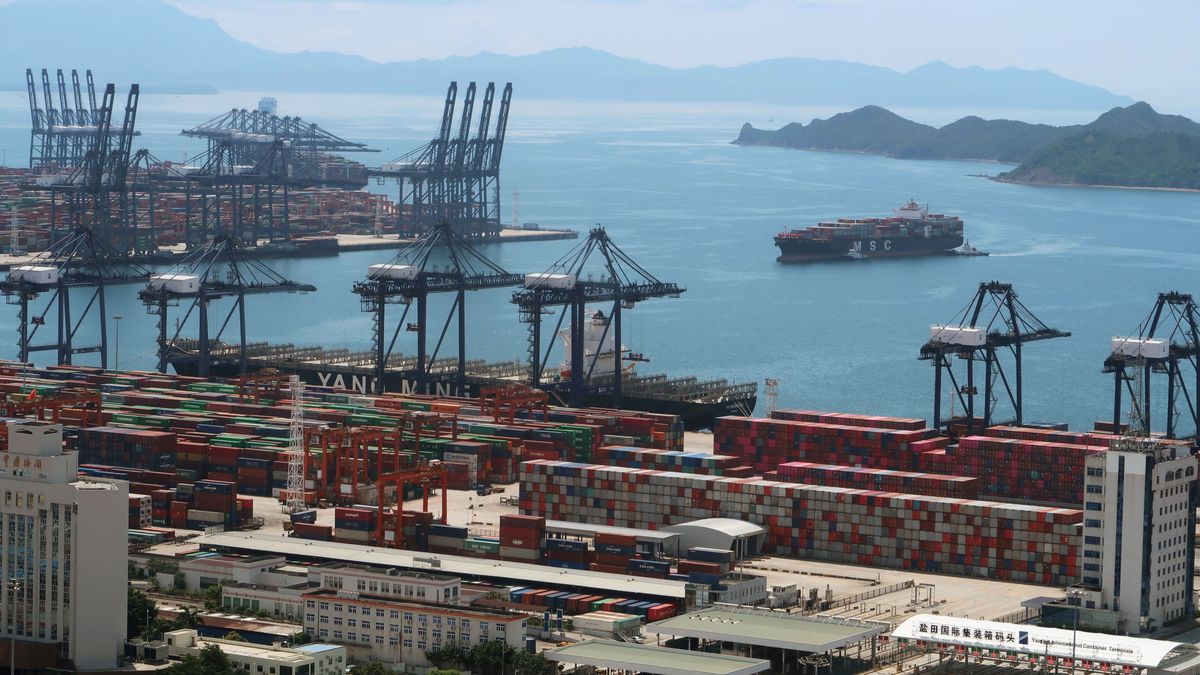 Los contagios en uno de los mayores puertos chinos provocan graves atascos de cargueros