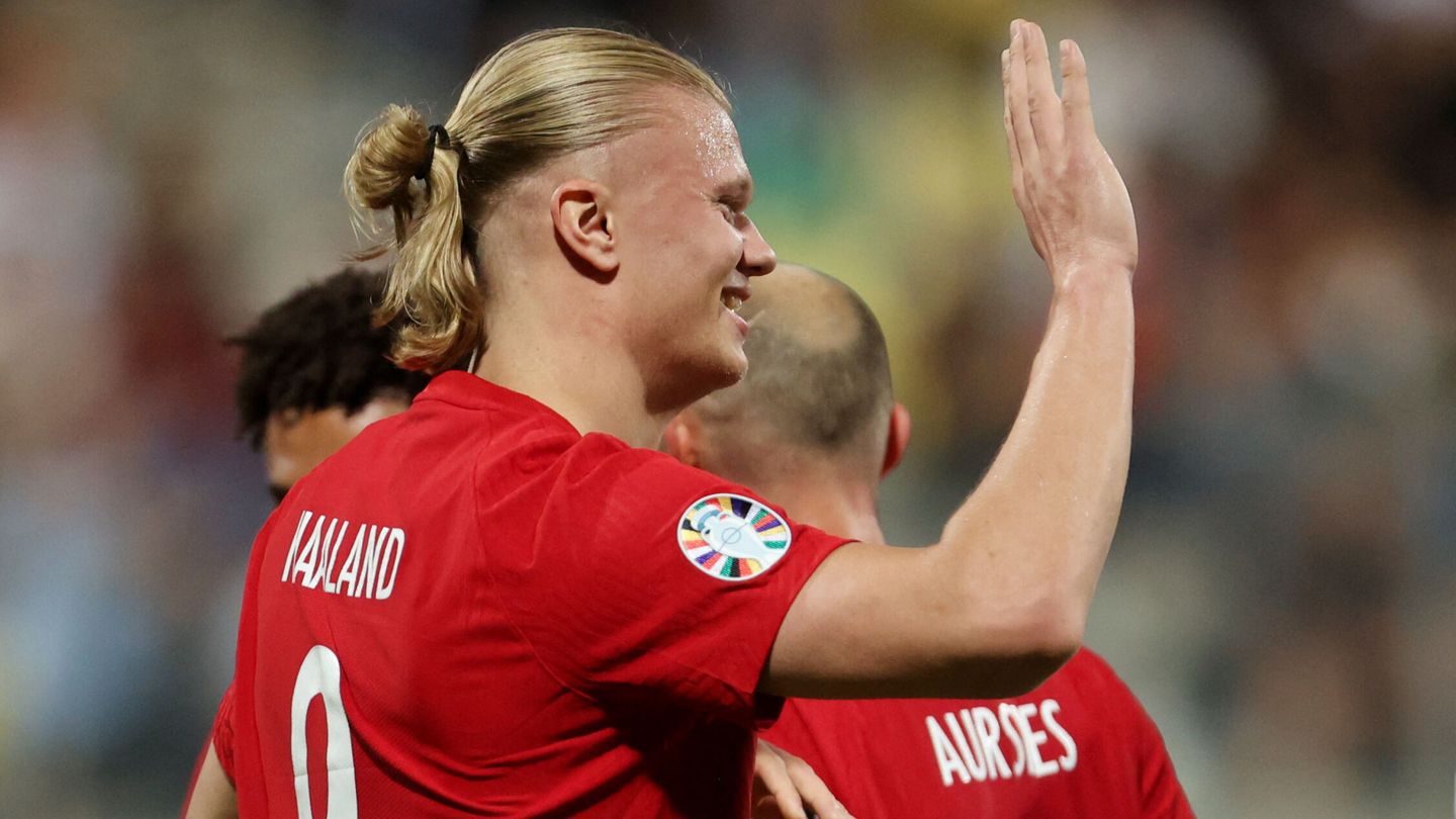 El noruego es la gran estrella de su selección junto a Martin Odegaard. (Reuters/Yiannis Kourtoglou)