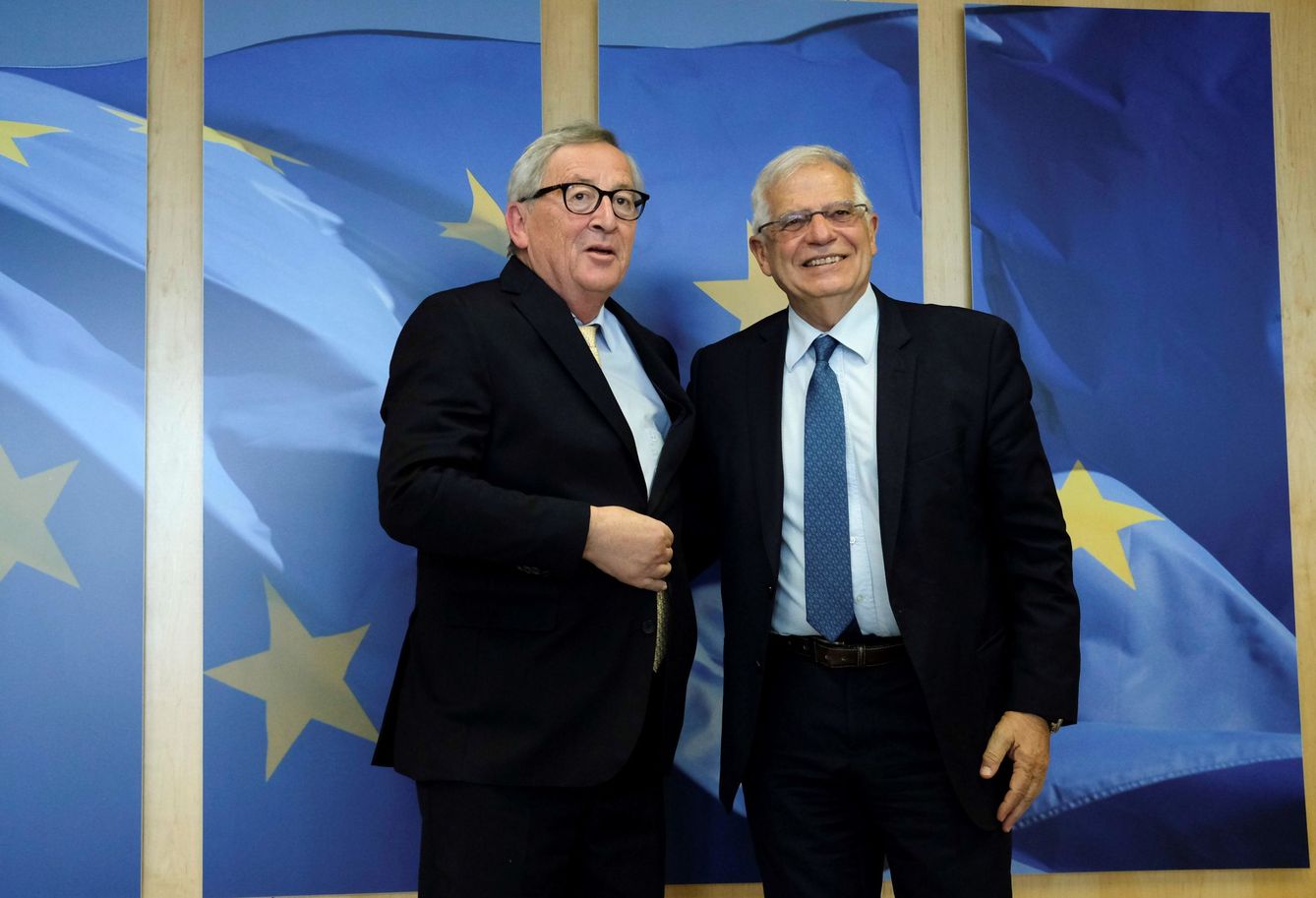 Josep Borrell, a la derecha, con el presidente de la Comisión Europea, Jean Claude Juncker. (EFE)
