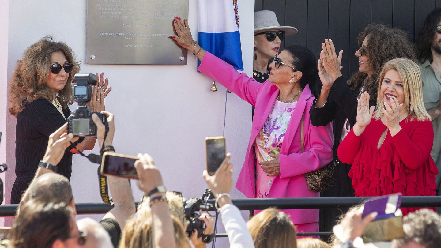 Lolita, Rosario y Carmen Flores descubren la placa conmemorativa. (EFE/Román Ríos)