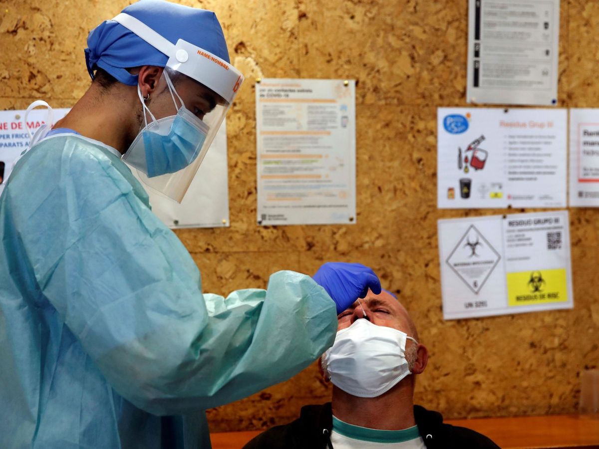 Foto: Profesionales sanitarios realizan test serológicos en L'Hospitalet (Barcelona). (EFE) 