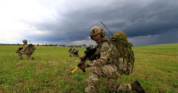 Foto: Soldados británicos toman parte en un ejercicio de defensa de la franja de Suwalki en Mikyciai, Lituania, el 17 de junio de 2017. (Reuters)