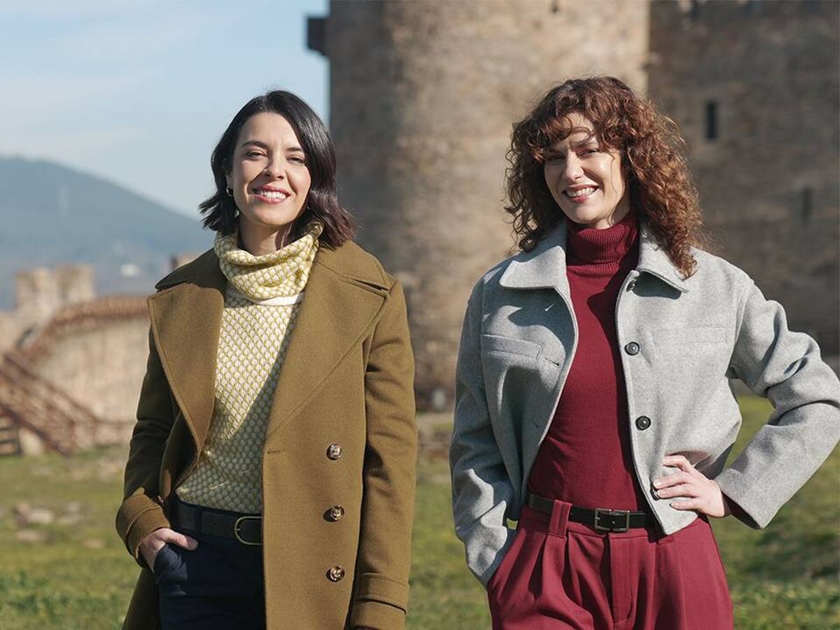 Foto: Leonor Martín y Lidia San José en la tercera temporada de 'Los pilares del tiempo'. (RTVE)
