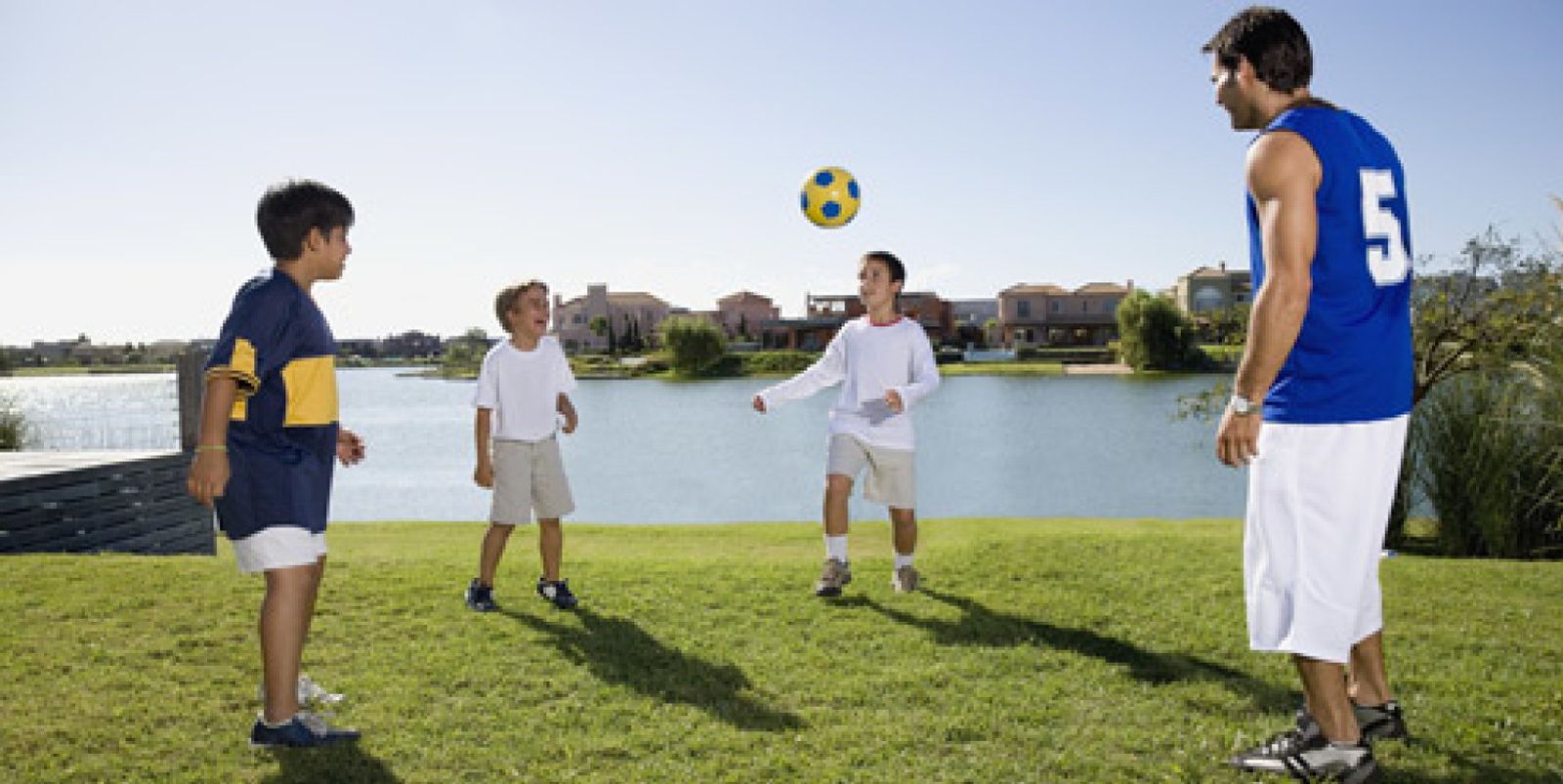 Foto: Por qué los niños ya no juegan con el balón en el parque