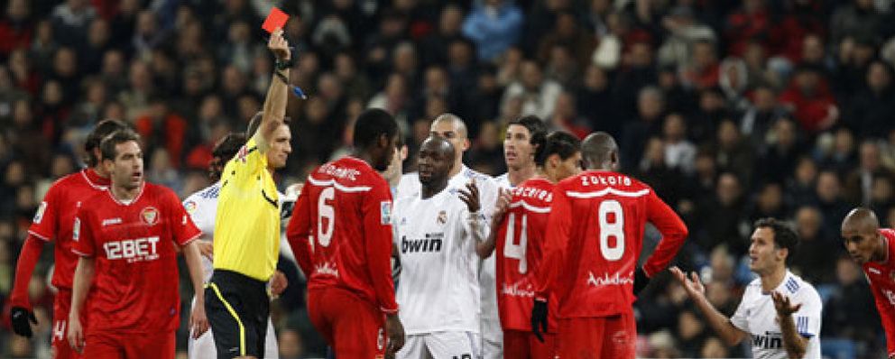 Foto: Competición desestima el recurso del Madrid y no quita la tarjeta amarilla a Carvalho