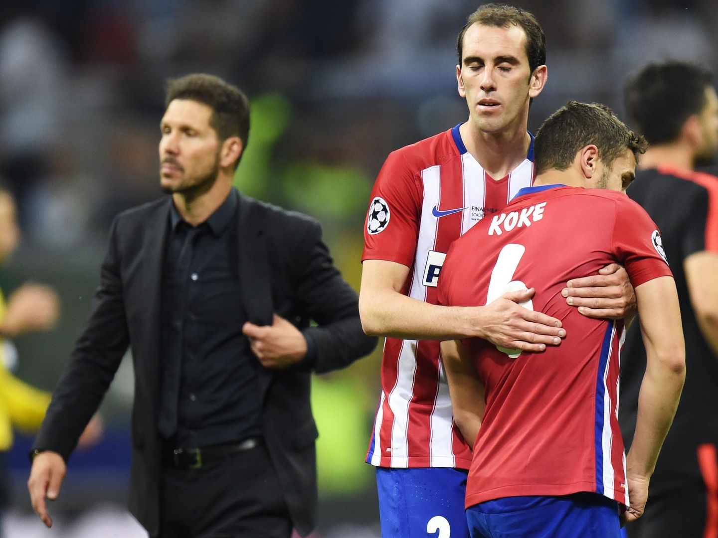 Godín consuela a Koke, con Siemone detrás, en la final de Milán contra el Real Madrid. (Reuters)