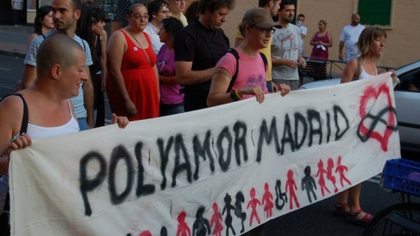 Manifestantes durante la protesta del 'Orgullo alternativo'. (Dosmanzanas.com)