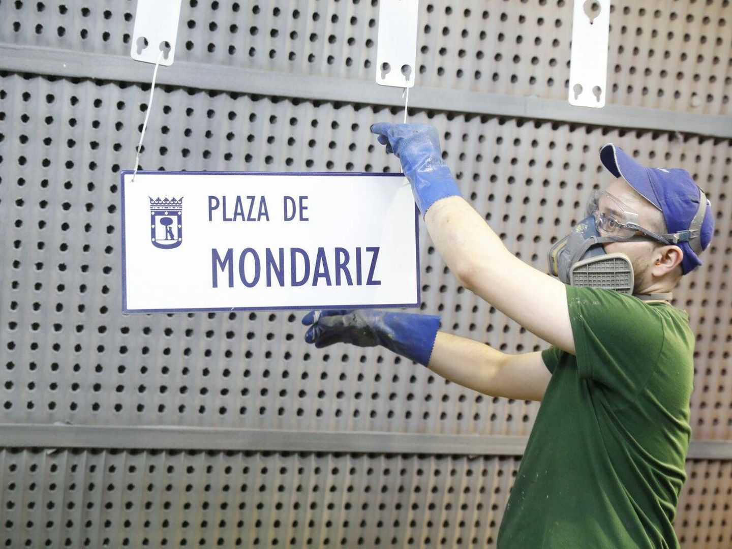 Un trabajador coloca una placa de la Plaza de Mondariz de Madrid. (Ayuntamiento de Madrid)