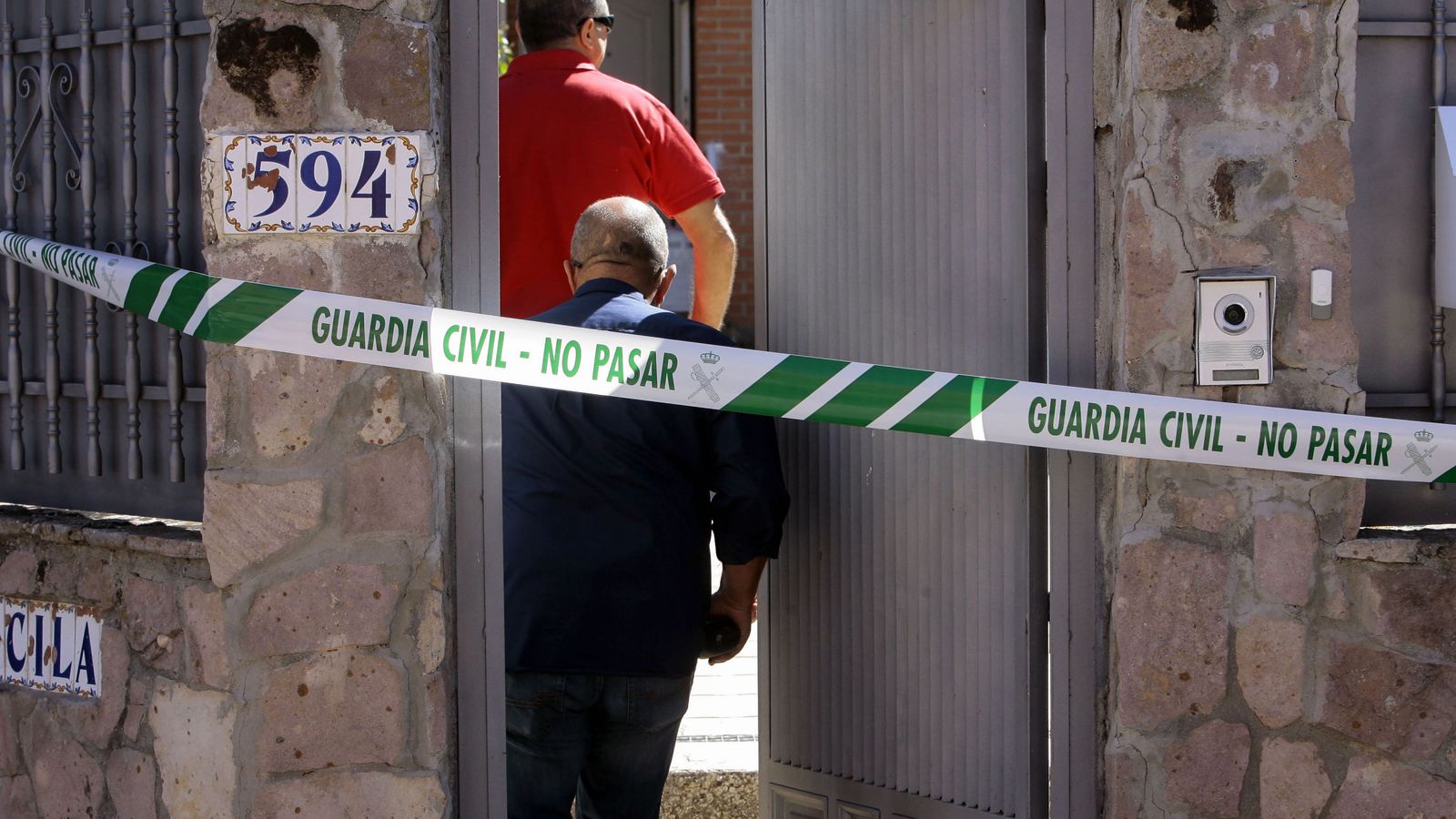 Foto: Puerta del chalet donde ha aparecido la familia descuartizada (EFE)