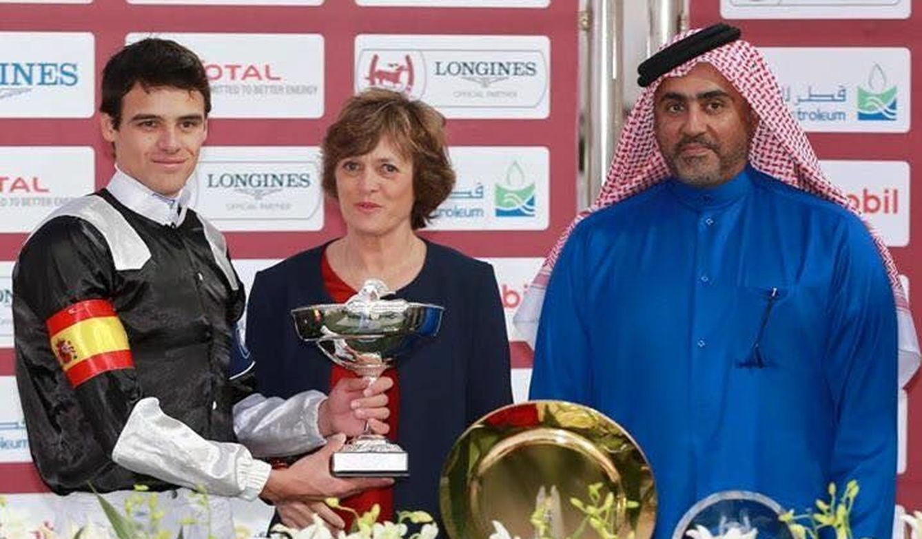 Gonzalo Pineda Carmena, en el momento de recoger el trofeo ganado en Doha (Foto cedida por Subetudeporte)