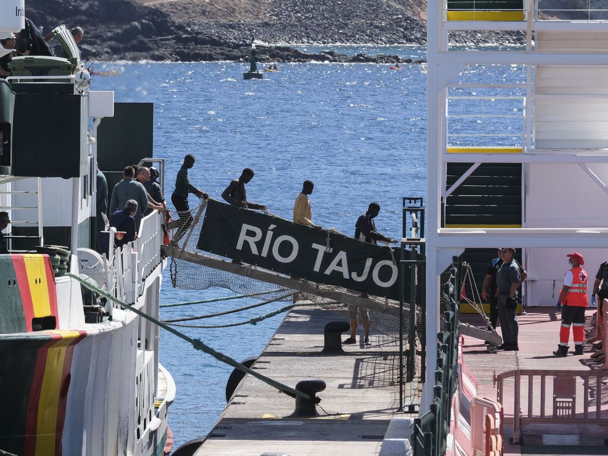 Foto: El grupo fue rescatado  por una patrullera de la Guardia Civil mientras navegaban en una patera al sur del Hierro. (EFE/Alberto Valdés)