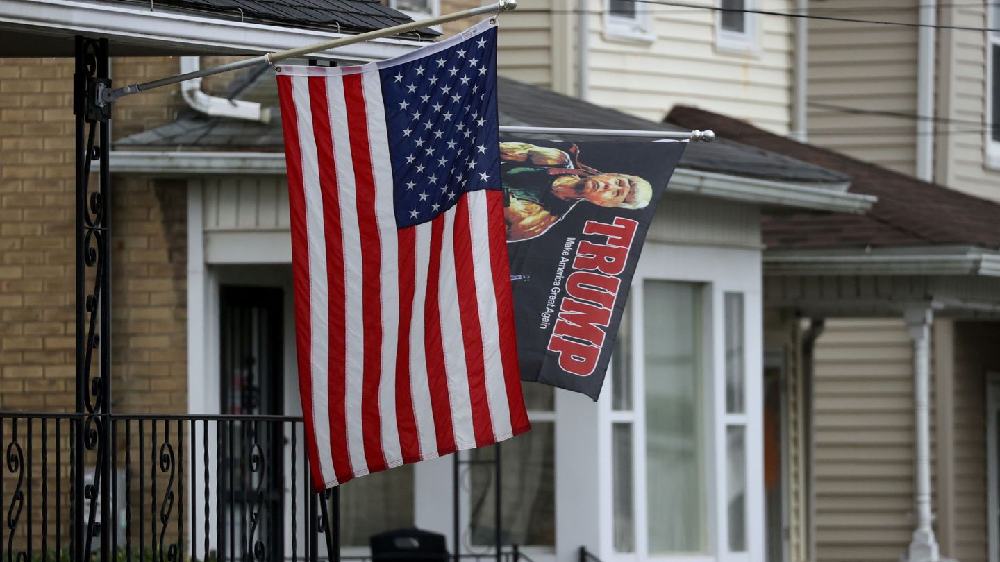 Una casa de Wilkes-Barre, Pensilvania, decorada con una imagen de Trump. (Reuters)
