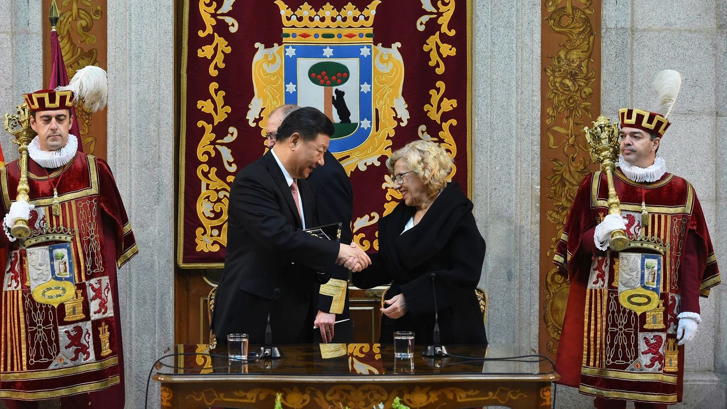 El presidente chino Xi Jinping, recibe de mano de la alcaldesa Manuela Carmena la Llave de Oro de Madrid. (EFE)