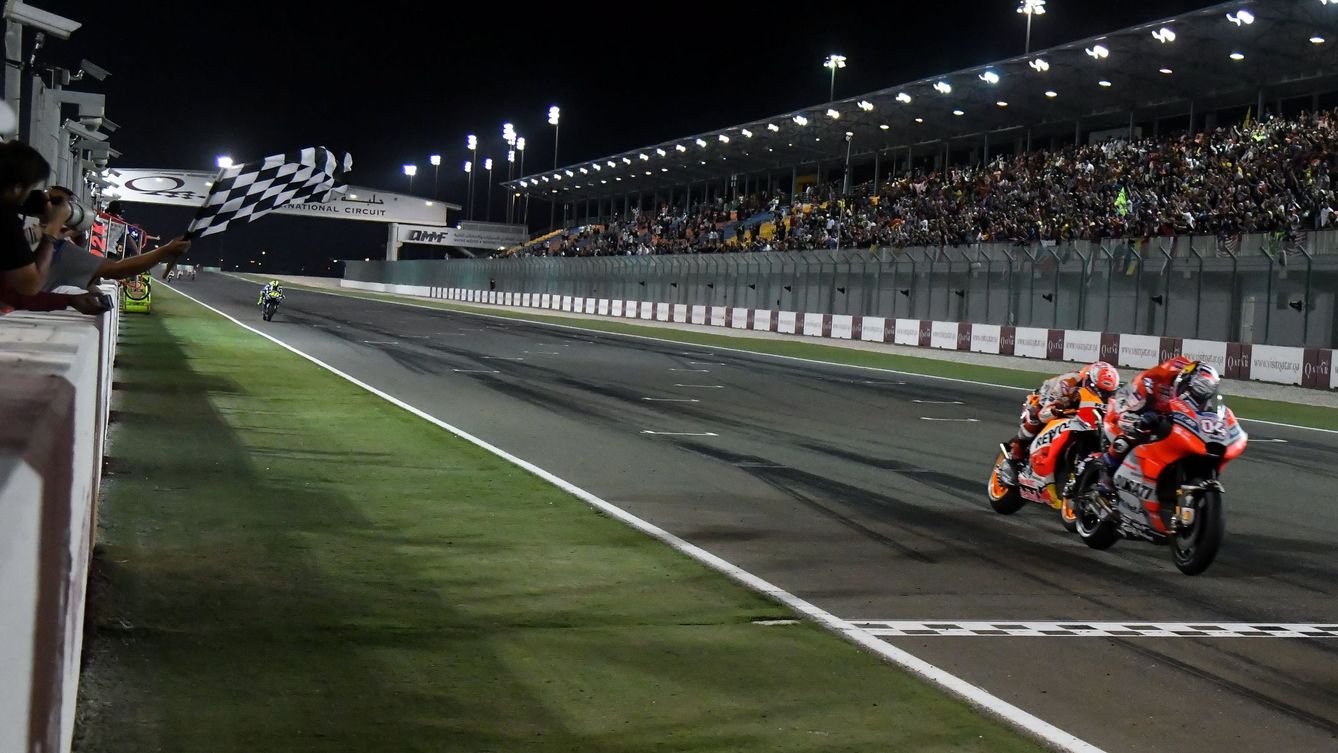El apretado final del GP de Qatar entre Andrea Dovizioso y Marc Márquez. (EFE)