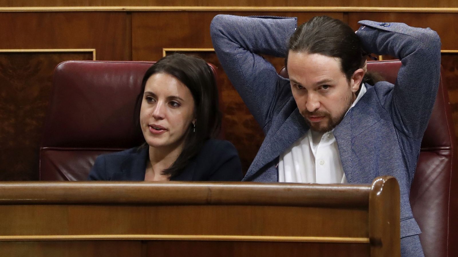 Foto: El líder de Podemos, Pablo Iglesias, junto a la portavoz, Irene Montero. (EFE)