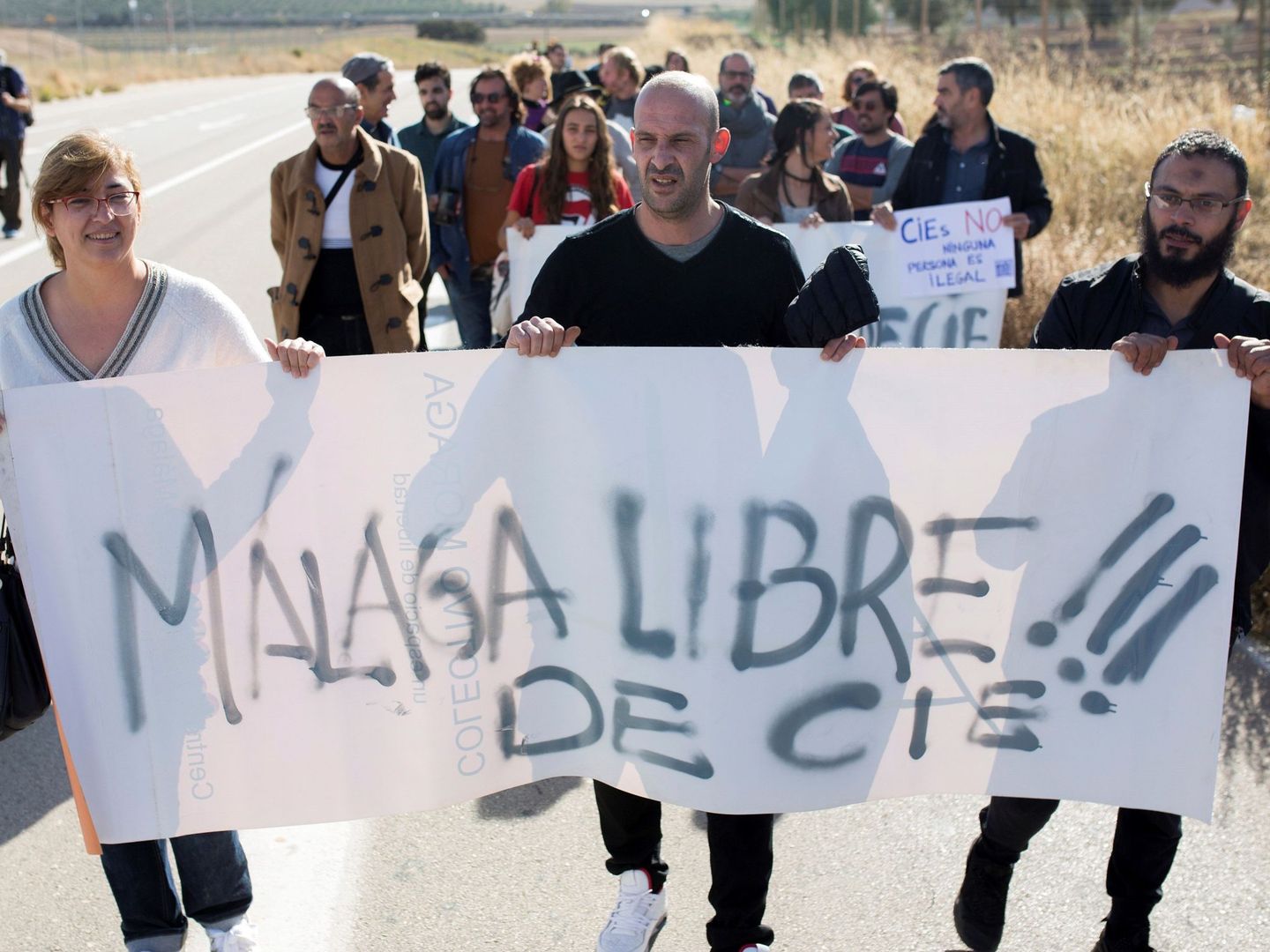 Protesta frente a la cárcel de Archidona contra su reconversión en CIE. (EFE)