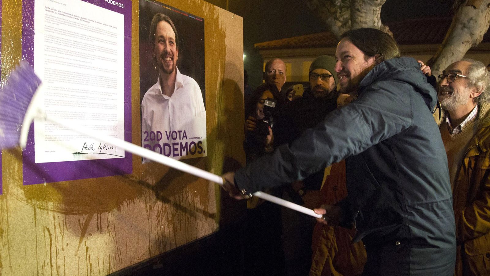 Foto: El secretario general de Podemos, Pablo Iglesias, arranca la campaña electoral del 20D con la tradicional pegada de carteles en un pequeño pueblo de Zamora, Villaralbo. (Efe) 