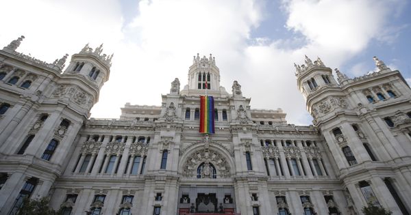Foto: Bandera del Orgullo Gay en el Ayuntamiento de Madrid. (EFE)